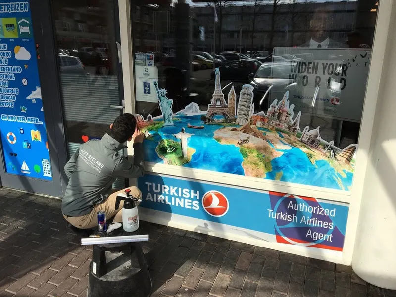 Raambelettering bij Istanbul Reisbureau