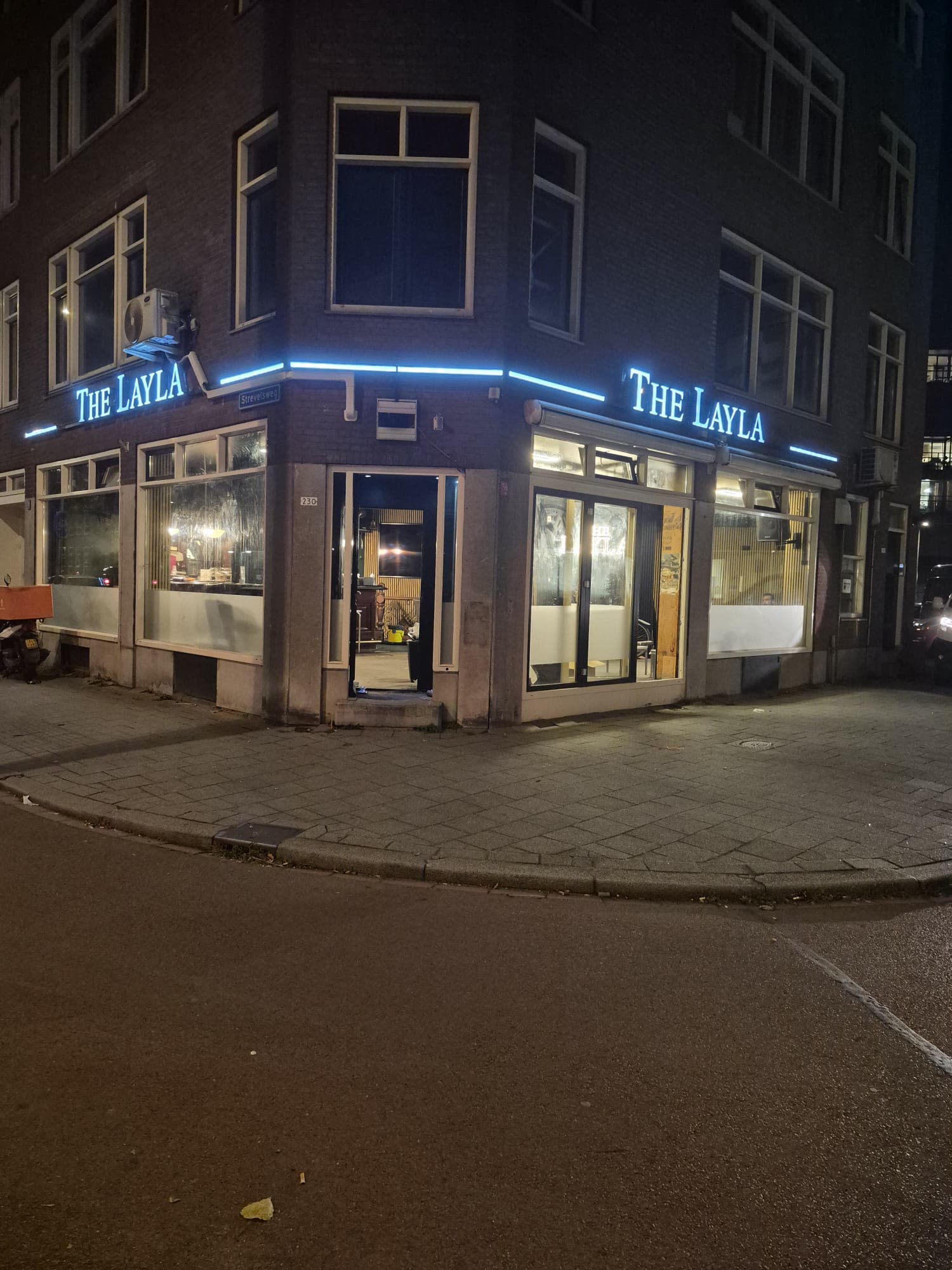 The Layla, Lichtreclame · verlichte letters, Alfa Reclame Rotterdam